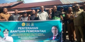 Tekad   Sukseskan Program Swasembada Pangan, Anggota DPR RI   Usman Husin  Serahkan  bantuan Alat  Dan Mesin  Pertanian  Bagi  Kelompok Tani Di TTS