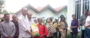 Pererat Solidaritas Sosial,  Usman Husin Serahkan  Bantuan Beras   Bagi Warga Kurang Mampu Di Kelurahan  Nunumeu