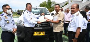 Dorong Pertumbuhan Ekonomi Desa,  Bupati Kupang Serahkan Tiga Unit Mobil Operasional Dari Pemerintah Pusat