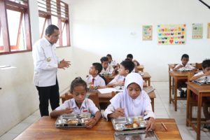 Gubernur Melki Lena Tinjau Pelaksanaan MBG di SD Inpres Noelbaki