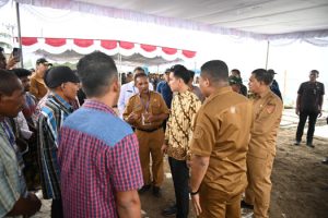Kunjungi Nelayan di Kawasan Ekonomi Perikanan Bebeng, Wapres Didampingi Gubernur NTT Berikan Bantuan Alat Tangkap Ikan dan Fullbox   Bagi Nelayan