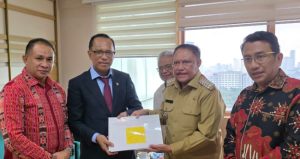 Wujudkan Pemeratan Pembangunan,  Usman Husin Resmi Terima Dokumen  DOB  Amanatun dari  Bupati TTS