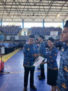 Gubernur   NTT Serahkan SK CPNS Formasi 2024 dan Lepas Purna Bakti PNS 2025