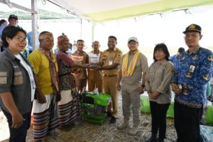 Wujudkan Swasembada Pangan, Bupati Kupang Himbau  Kelompok Tani  Manfaatkan Bantuan Alsintan  Dan Bibit Holtilkura  Secara Produktif