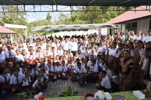 Tingkatkan   Layanan  Pendidikan,   Bupati Kupang Serahkan Bantuan CSR   Bagi Siswa dan Guru di Amarasi Selatan