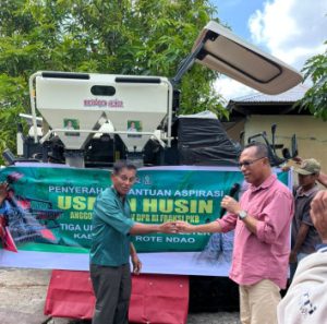 Dorong  Rote Ndao Sebagai Lumbung Pangan, Usman Husin   Serahkan   Bantuan 3 Unit  Combine Harvester,  2 Unit Power Thresher dan 24 Ton  Benih Unggul Jagung Hibrida Bagi Kelompok Tani