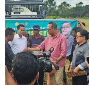 Bantuan Combine Harvester Dari Usman Husin   Beri Harapan  Baru  Bagi Petani Desa Lalukoen  Untuk   Tingkatkan Produktivitas Pertanian