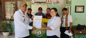Lurah Liliba Serahkan Kontainer Sampah Bantuan Wali Kota ke Ketua RT 02