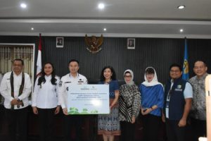 Wujudkan  Pengelolaan Sampah Yang  Terintegrasi,  Pemkot  Kupang    Terima     Bantuan    50 Unit   kontainer sampah Dari Perbanas