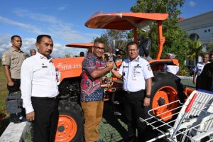 Tingkatkan     Pembangunan Pertanian,  Bupati  Yosep  Lede Serahkan  Hand Traktor  roda Empat dan 7  Unit   Mesin Tanam Padi Bagi Petani   Kabupaten Kupang