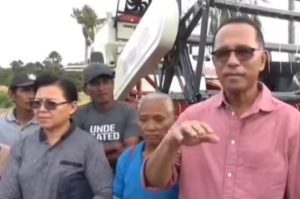 Dorong Pertanian Modern, Usman Husin Serahkan 3 Unit Combine Harvester Bagi  Petani  Rote Ndao