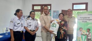 Wakil Rakyat Peduli  Rawan Pangan: Usman Husin  dan Bulog  NTT  Serahkan Bantuan Beras Langsung ke Warga Merdeka