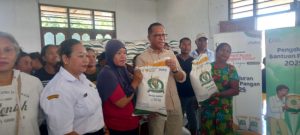 732 KK di Oesao Terima Bantuan Rawan Pangan, Usman Husin Tegaskan Data Harus Valid dan Warga Diminta Jangan Jual Kembali Beras