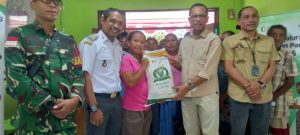 Usman Husin Tinjau Langsung Penyerahan Bantuan Beras Rawan Pangan di Tuatuka:  Bantuan Harus Tepat Sasaran dan Bermafaat Bagi Orang Kecil