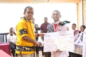 Paskibraka 2025 Terima Penghargaan dari Bank NTT, Gubernur Melki Laka Lena Beri Apresiasi