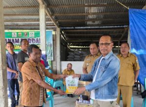 Ayo Bangun Pertanian Kuat,  Usman Husin Nyatakan Komitmen  Bantu Hand Sprayer, Pompa Air, dan Cultivator bagi Petani Desa Kele