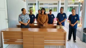 Dari Lapas Kupang   untuk Dunia Kerja: Karya Warga Binaan Bikin Kadisnakertrans  NTT Takjub