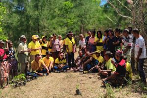 Sejukkan Bumi, Hangatkan Hati: Golkar TTU Tanam Pohon  Dan  Serahkan  Paket Bantuan Sembako Bagi  Warga Kurang Mampu di Desa Kuanek