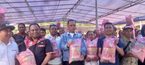 Aspirasi dari Senayan, Nyata di Ladang – Usman Husin Serahkan Bantuan Bibit Padi Unggul 30,6 Ton   Bagi 86    Kelompok Tani Amanuban Selatan