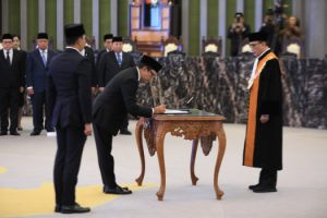 Juda  Agung  Resmi Dilantik  Sebagai Anggota Dewan  Komisioner OJK  Officio  BI