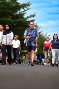 Mantan Menteri Saleh Husin Nikmati CFD Kupang: Jalan Cepat, Beli Tenun, dan Nostalgia Bareng Sahabat
