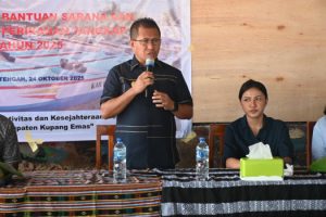 Dorong   Pertumbuhan Ekonomi,  Bupati  Kupang  Serahkan 32 unit perahu ketinting dan mesin Bagi     Nelayan