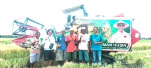 Petani Bena Angkat Suara: Bantuan  Combine Harvester Dari  Usman Husin Dongkrak Produktivitas Sawah dan Ekonomi Keluarga