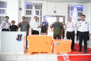 Nelayan Kupang Dapat Angin Segar, Pemkab Serahkan Cool Box, Freezer, hingga Traktor Roda Empat
