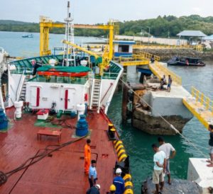 Kolaborasi Hadapi Tantangan Cuaca Ekstrem: KN Nipa Pasok 185 KL BBM untuk Jaga Nyala Listrik di Pulau Rote