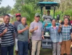 Baru Kali Ini Kami Terima Bantuan Traktor, Pengakuan Haru Petani Saat Usman Husin Serahkan Alsintan