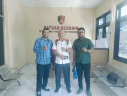 Sekum PBVSI Kota Kupang Berikan Keterangan di Polresta, Tim Kuasa Hukum Serahkan Bukti Surat