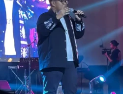 Bikin Penonton Terpukau,  Syalom  Pandie  Di Sebut mirip  Mike  Mohede dan Glen Frendly di Panggung  Kupang  Pange Pulang